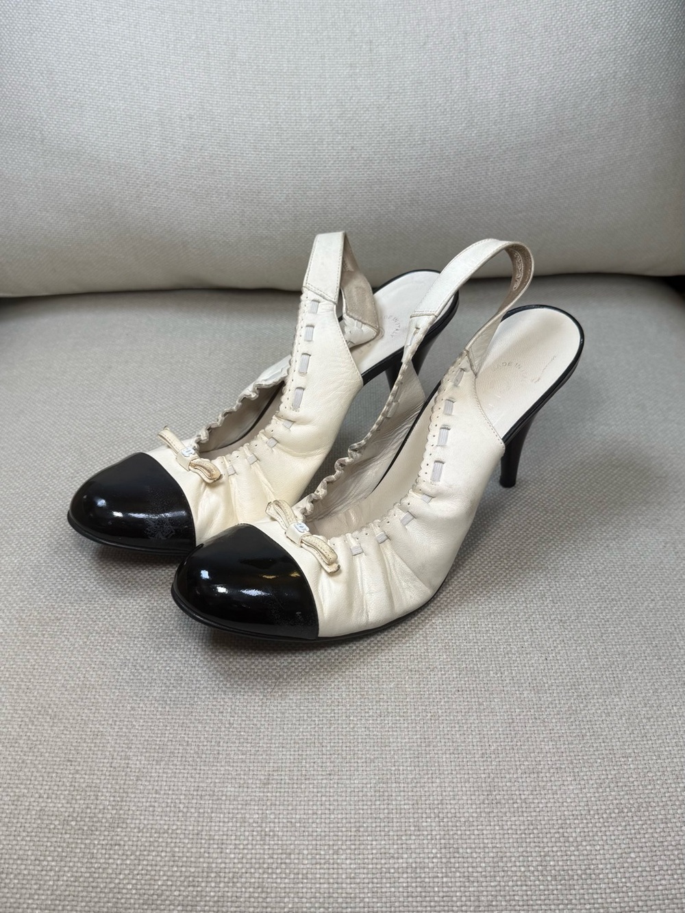 VINTAGE CHANEL BOW LOGO SLINGBACK HEELS IN CREAM / BLACK Size 39